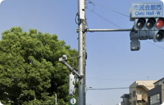 立川南通り市民会館西信号を渡り、左へ進む。