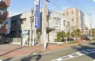 ローソンのある交差点をそのまま直進し左手に浜松信用金庫が見えてきます。