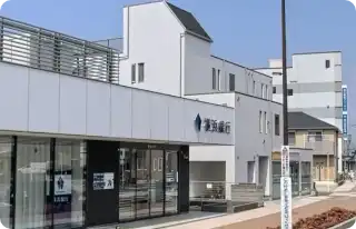 そのまま、まっすぐ進んで左側に横浜銀行が見えたら正解です。