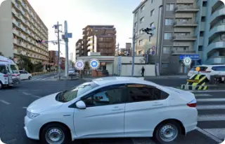 2号線の信号を渡り（渡るとセブンイレブン前）西向きに進みます