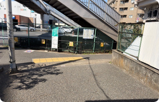 出口を出たら右に数メートル進みます。