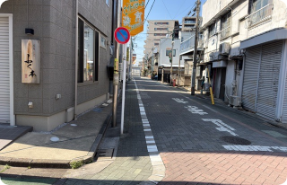 『蕎麦と酒 ふく本』を左にして。