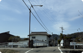 橋を渡りその後100メートルで鰻の成瀬飛騨高山店がございます。