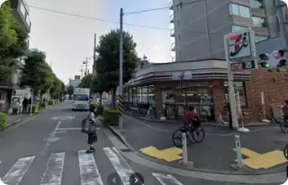 横断歩道を渡りセブンイレブンの横をそのまままっすぐ進みます。