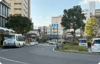 「守山駅前」交差点を右折します。