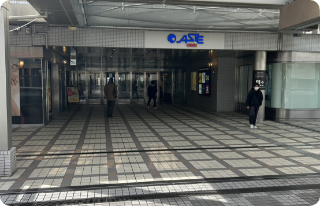 連絡を渡り、アステ川西に入ります。