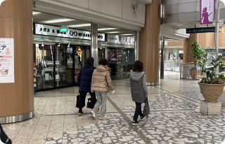 5店舗ほど先、左手に鰻の成瀬 宝塚店があります。