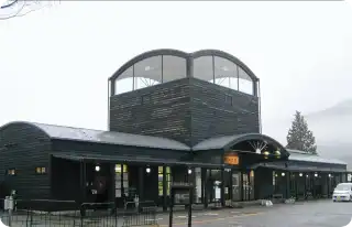 久大本線　由布院駅出口を出て正面の道をまっすぐ進んでください。