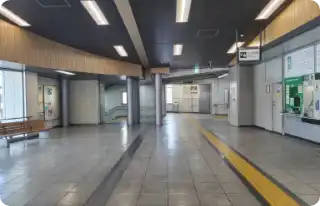 右側の階段を降ります。