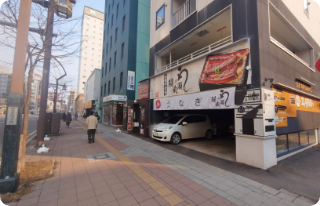 そのまま30秒ほど進むと中通りがあり、それを超えたところに鰻の成瀬　札幌中央店がございます。