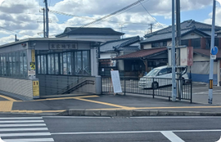 右に歩道を横断した先に鰻の成瀬宮城岩沼店がございます。
