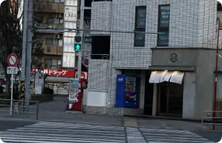 左側横断歩道の向こう側に見える赤い看板のツルハドラッグ方向へ信号を渡ります。