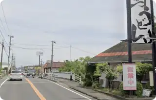 しばらく直進すると、セブンイレブンを過ぎて『有馬うどん』が見えてきます。<br />
有馬うどんと同じ並びに、【鰻の成瀬 佐賀北川副店】がございます。