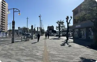 道なりにまっすぐ進む、しばらくすると左手にローソンさんが見えます。