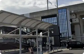 宇土駅の 東口 を出て、駅前の道をまっすぐ進みます。