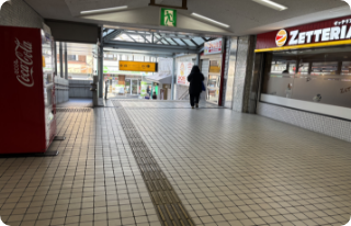 京阪大和田駅の改札を出て左の階段を降ります。