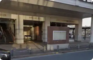 東松山駅の東口を出てぼたん通りの方へ進みます。