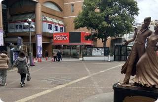 下り口右手にある広場を左折し、ソリオ 1階を直進します。（右手に「キコーナ」の看板が目印）