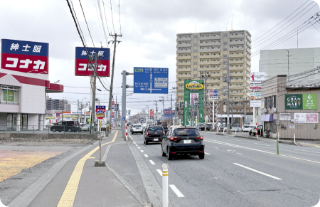 新国道「操車場入口」交差点を「秋田運輸支局」側に曲がります。