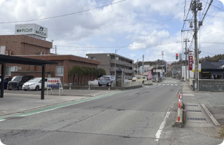 そのまままっすぐ進み、「並木クリニック」「秋田銀行寺内支店」がある交差点を左折します。