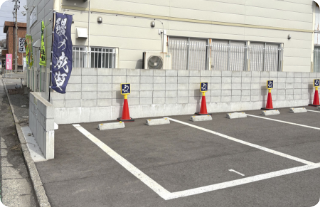 店舗前の他、店舗斜め向かいにも駐車場がございます。