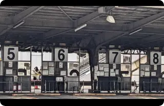 バスターミナル6番線・7番線 から、西区方面行きのバスに乗車します。