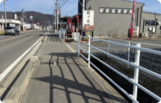 右側に当店、鰻の成瀬安曇野店があります。
