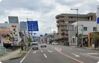 そのまま直進し、県道263号線を倉吉市街地方面へ進んでください。<br />
