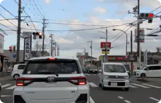 左折後1つ目の信号（丸亀製麺、セブンイレブンが目印）を右折します。