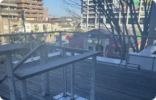 サイゼリアが見えるところ「橋本3丁目」方面の地上階段を降ります。