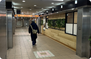 エスタレーターを降りたら、直進します。