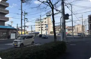 3つ目の信号（ローソンが目印）を左折します。