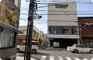 ミツボシの唐揚げ屋の横を通って信号機（2号戦）を渡ります。