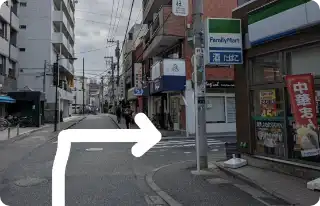 右にファミリーマート、左にりそな銀行の十字路まで来たら右折します。