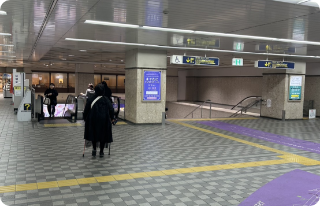 阪急 宝塚駅 南口を出て、エスカレーターを下ります。