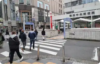 右手に郵便局、左手に崎陽軒本店を見ながら直進。