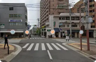 南出口を出て、そのまま2号線までまっすぐ南に下ります