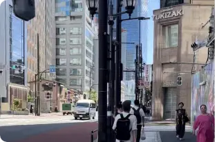 左手に道路を挟んでドンキホーテが見えてきましたら正解です。旧ロアビル付近で、目の前にYUKIZAKIと書かれたビルが見えてきましたら、ビルの前で右折します。