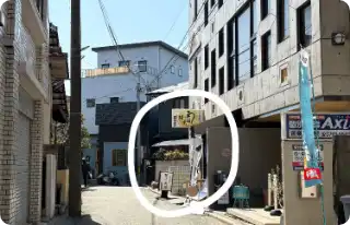 真っ直ぐ進むと看板が見えます。