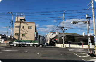 【JR志度駅の場合】出口を出て、目の前の道路を右に曲がります。<br />
<br />
【琴電志度線志度駅の場合】出口を出て、右に進みますと、JR志度駅前に出ますので、その道を左に曲がります。
