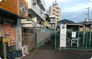 自転車置き場の横道に進みます。