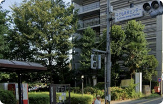 立川通りこども未来センター信号を渡り、右へ進む。