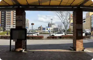 堅田店東出口から東方面に直進します。