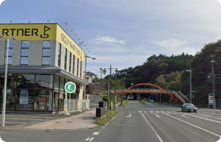 めがねトンネル手間(左手にゴルフパートナーいわき中央店様)を左折。