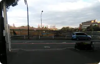 大通りに出たら、左折します。