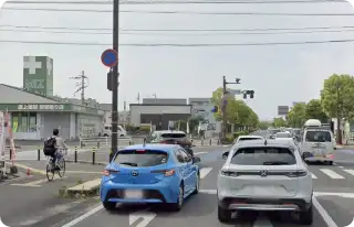 直進し、「本庄町袋」交差点まで進みます。<br />
交差点の左前に溝上薬局が見える交差点です。<br />
交差点を左折し、国道208号線(南部バイパス)へ入り北川副方面へと進みます。