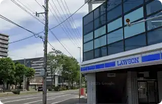 大谷地駅前通を南へ<br />
ローソンが左斜め前に面している状態からそのまましばらく直進<br />
(駅前の大通りを道なりに進み、厚別川方面を目指します。)