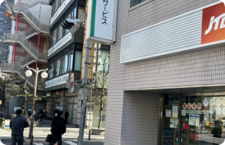 JTB様・駅前郵便局様のある交差点を右に曲がる。