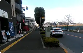 ２０mほど進むと左側に【鰻の成瀬多磨店】が御座います。