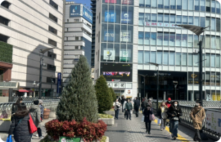 東口を背にキャスティービル(大型モニターのあるビル)に向かい進む。